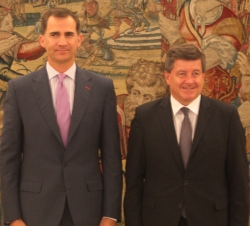 Don Felipe acompañado del director general de la Organización Internacional del Trabajo (OIT), Guy Ryder