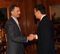 Don Felipe recibe el saludo del secretario general del PSOE, Pedro Sánchez