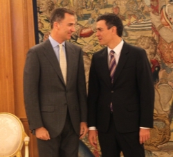 Su Majestad el Rey conversa con el secretario general del PSOE, Pedro Sánchez