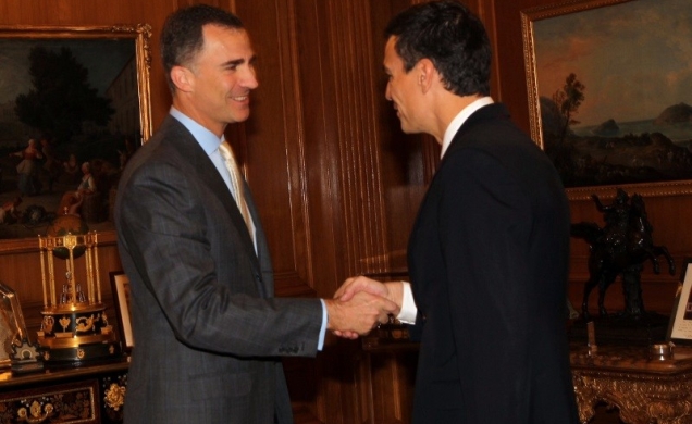 Don Felipe recibe el saludo del secretario general del PSOE, Pedro Sánchez