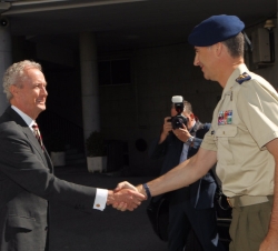 Su Majestad el Rey recibe el saludo del ministro de Defensa, Pedro Morenés Eulate