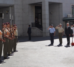 Su Majestad el Rey recibe los honores a su llegada al patio del Estado Mayor de la Defensa