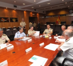 Don Felipe acompañado por el ministro de Defensa, el jefe de Estado Mayor de la Defensa, el jefe de Estado Mayor del Ejército, el almirante jefe de Es