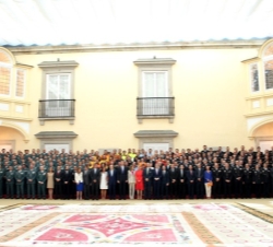 Los Reyes, con los asistentes a la recepción.