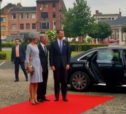 Sus Majestades los Reyes de los belgas reciben a Don Felipe a su llegada.