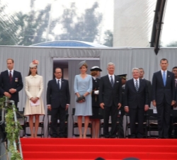 Vista de la tribuna presidencial durante los actos.