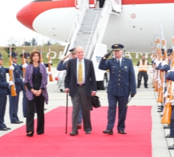 Don Juan Carlos es recibido a su llegada al aeropuerto militar de Catam de Bogotá por la ministra de Relaciones Exteriores de Colombia, María Ángela H