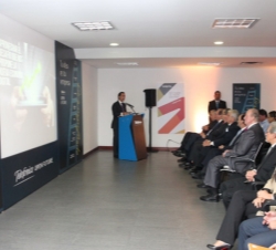 Don Juan Carlos y el resto de asistentes atiende a la presentación del presidente de Telefónica Colombia, Alfonso Gómez Palacio.