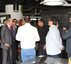 Su Majestad el Rey Don Juan Carlos conversa con un grupo de jóvenes emprendedores.
