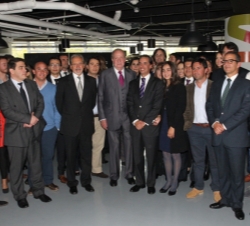 Su Majestad el Rey, con los responsables de la Academia Wayra / Amérigo y jóvenes emprendedores.