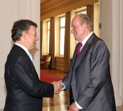 Saludo entre Don Juan Carlos y el Presidente Santos.