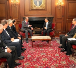 Don Juan Carlos y el Presidente Santos, acompañados de las respectivas delegaciones.