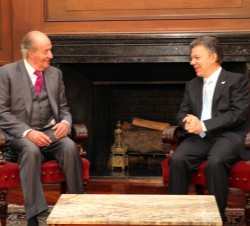 Su Majestad el Rey Don Juan Carlos conversa con el Presidente de Colombia.