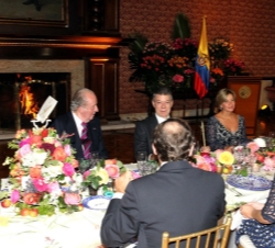 Don Juan Carlos conversa con el Presidente Santos y el resto de invitados durante la cena ofrecida a los jefes de delegación.