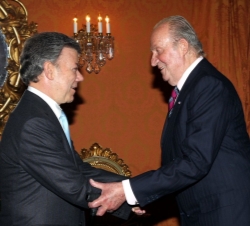Saludo entre Don Juan Carlos y el Presidente Santos a su llegada al Palacio de San Carlos, antes de la cena ofrecida a los jefes de las delegaciones a