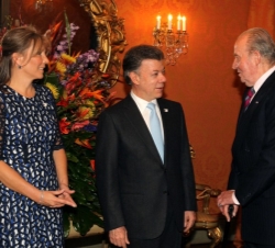 Don Juan Carlos con el Presidente Santos y su esposa, antes de la cena ofrecida a los jefes de las delegaciones asistentes a la toma de posesión.
