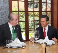 Su Majestad el Rey Don Juan Carlos, durante el almuerzo con el Presidente de los Estados Unidos Mexicanos, Enrique Peña Nieto.