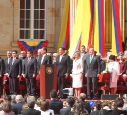 Su Majestad el Rey Don Juan Carlos, junto al resto de jefes de delegaciones, durante la ceremonia de toma de posesión.