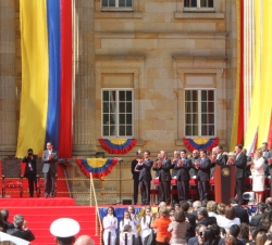 Don Juan Carlos y el resto de jefes de delegaciones aplauden al Presidente Santos tras recibir la Banda Presidencial.