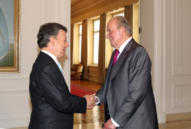 Saludo entre Don Juan Carlos y el Presidente Santos.