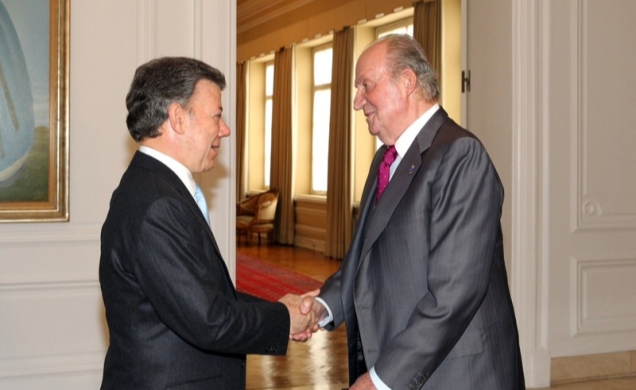 Saludo entre Don Juan Carlos y el Presidente Santos.