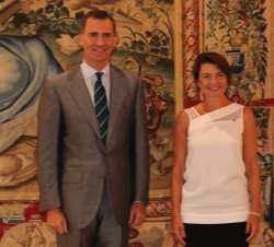 El Rey junto a la presidenta del Parlamento de las Illes Balears, Margalida Durán