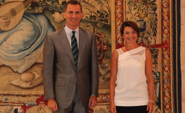 El Rey junto a la presidenta del Parlamento de las Illes Balears, Margalida Durán