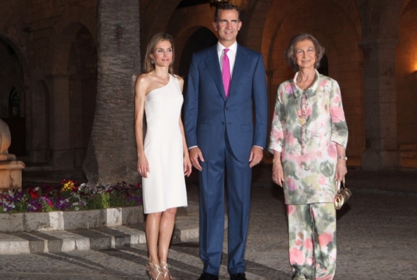 Sus Majestades los Reyes y Su Majestad la Reina Doña Sofía, antes del saludo a los invitados.