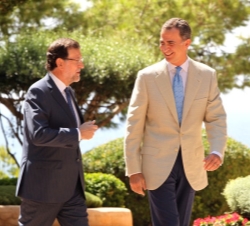 Su Majestad el Rey, con el presidente del Gobierno, momentos antes del despacho