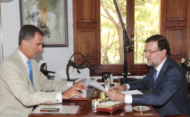 Su Majestad el Rey con el presidente del Gobierno, durante el despacho.