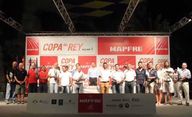 Su Majestad el Rey, con los ganadores en las distintas categorías de la  33ª edición de la Copa del Rey-Mapfre.
