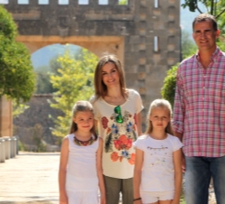 Los Reyes, la Princesa de Asturias y la Infanta Doña Sofía, a su llegada a la finca Raixa.