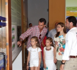 Los Reyes, la Princesa de Asturias y la Infanta Doña Sofía, en el Centro de Interpretación.