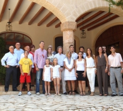 Los Reyes, Los Reyes, la Princesa de Asturias y la Infanta Doña Sofía, con los voluntarios que trabajan en la Sierra de Tramuntana.