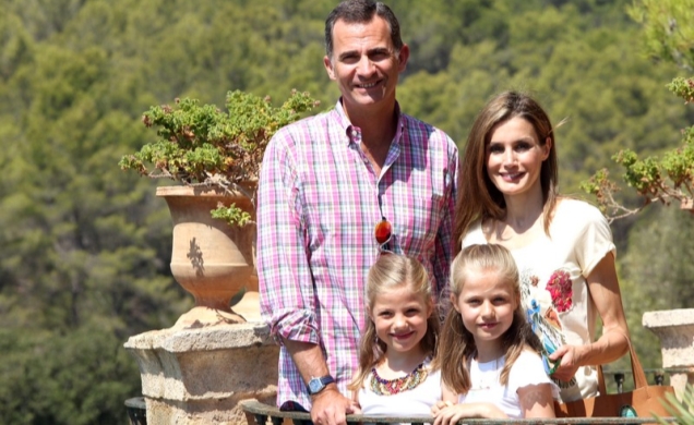 Los Reyes, la Princesa de Asturias y la Infanta Doña Sofía, en el cenador.