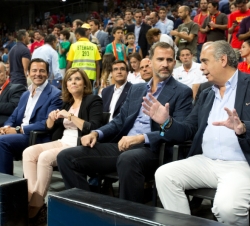 Don Felipe, junto a la vicepresidenta del Gobierno, Soraya Sáenz de Santamaría y el presidente de la Federación Española de Baloncesto, José Luis Sáez