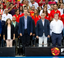 Su Majestad el Rey durante la interpretación del Himno Nacional