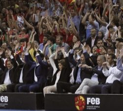 Don Felipe hace la tradicional ola junto al resto de aficionados congregados en el Palacio de Deportes de la Comunidad de Madrid