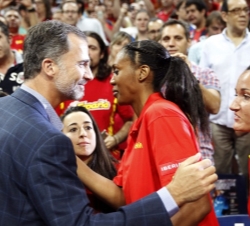 Su Majestad el Rey saludó a las integrantes de la selección española de baloncesto femenino en el descanso del partido