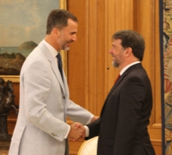 Don Felipe recibe el saludo de Pedro Luis Alonso Fernández, director del Programa Mundial para la Malaria de la Organización Mundial de la Salud