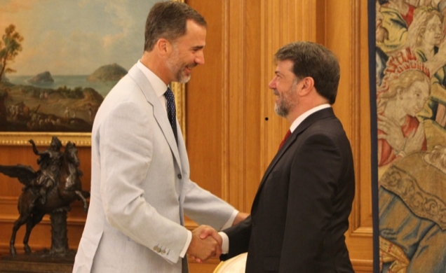Don Felipe recibe el saludo de Pedro Luis Alonso Fernández, director del Programa Mundial para la Malaria de la Organización Mundial de la Salud