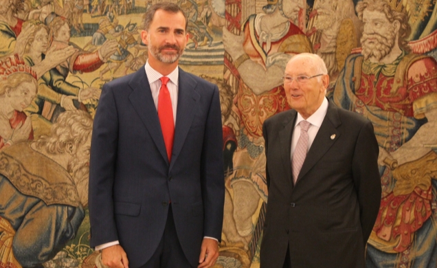 Su Majestad el Rey acompañado por el presidente del Consejo de Estado, José Manuel Romay Beccaría