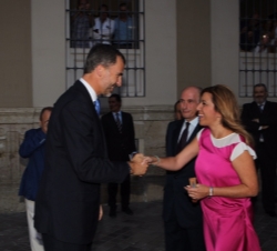Su Majestad el Rey recibe el saludo de la presidenta de la Junta de Andalucía, Susana Díaz
