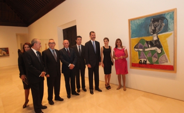 Sus Majestades los Reyes junto a una de las obras de Pablo Ruiz Picasso