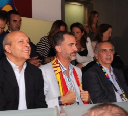 Su Majestad el Rey junto al ministro de Educación, Cultura y Deporte, Jose Ignacio Wert, y el presidente de la Federación Española de Baloncesto, José