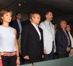 Don Felipe durante la interpretación de los himnos nacionales de ambos países