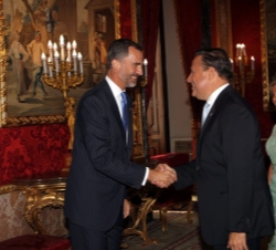 Su Majestad el Rey recibe el saludo del Presidente de la República de Panamá, Sr. Juan Carlos Varela Rodríguez