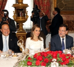 Su Majestad la Reina, en la mesa presidencial, junto al Presidente de la República de Panamá, Sr. Juan Carlos Varela Rodríguez y el presidente del Gob