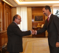 Don Felipe recibe el saludo de presidente de la Fundación pro Real Academia Española, Luis María Linde