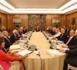 Su Majestad el Rey preside la mesa momentos antes de la reunión del Patronato